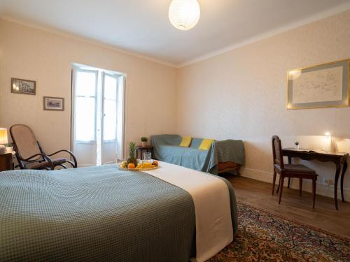 1 dormitorio con cama, escritorio y mesa en Apartment Le Britannia by Interhome, en Biarritz