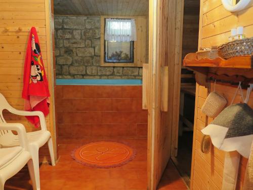 uma pequena casa de banho com um chuveiro numa cabina em Apartment Plavy by Interhome em Velké Hamry
