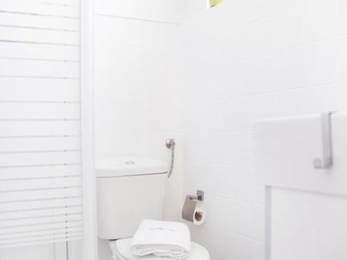 y baño blanco con aseo y ducha. en Apartment T1 by Interhome, en Sintra