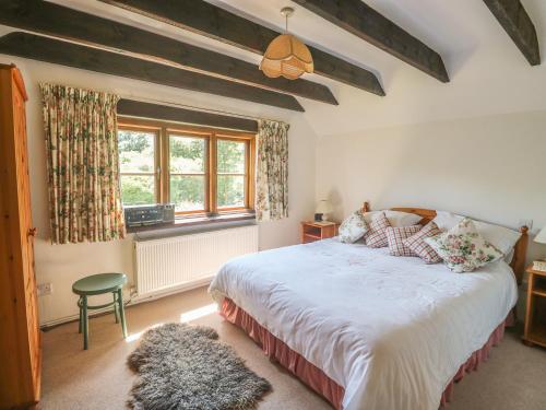 利斯卡德的住宿－Meadow Lea，一间卧室设有一张大床和一个窗户。
