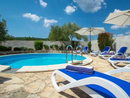 Bazén v ubytování Holiday Home Anka by Interhome nebo v jeho okolí