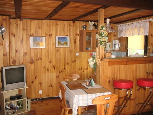 comedor con mesa y TV en Dom nad Jeziorem, en Rasząg