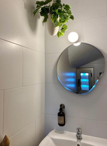 a bathroom with a mirror above a sink at Casa2patis in Poblenou del Delta