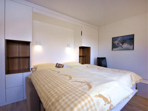 - une chambre avec un lit et une couverture dans l'établissement Apartment Chesa Munteratsch 311 by Interhome, à Silvaplana