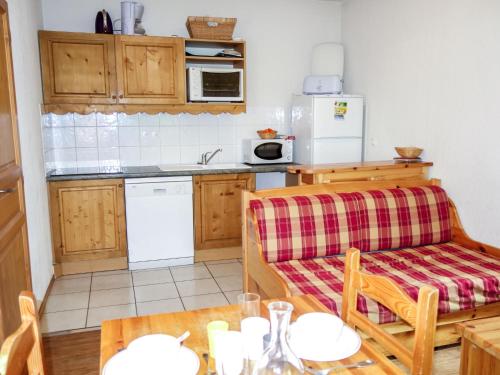 cocina con mesa y sofá en una habitación en Apartment Le Grand Panorama-1 by Interhome, en Saint-Gervais-les-Bains