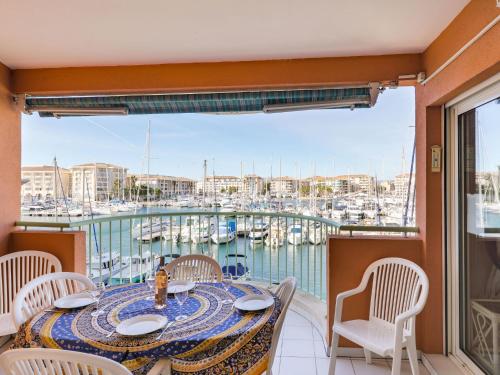 een tafel op een balkon met uitzicht op een jachthaven bij Apartment Résidence Les Cariatides by Interhome in Fréjus