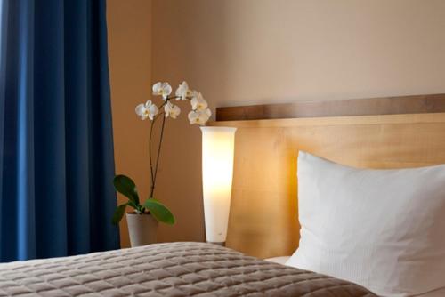 Cama o camas de una habitación en SORAT Insel-Hotel Regensburg