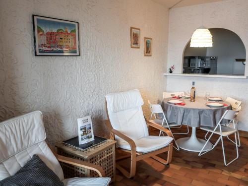 une cuisine avec une table et des chaises dans une pièce dans l'établissement Apartment Les Cascadelles-2 by Interhome, à La Foux