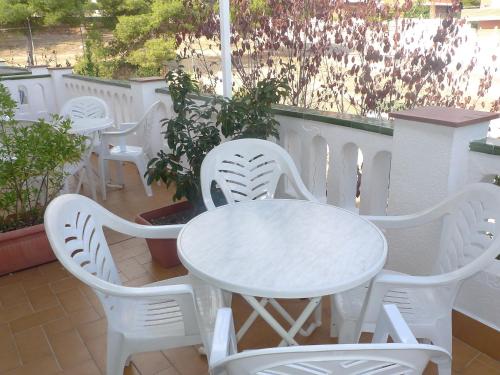 セグル・デ・カラフェルにあるApartment Masia Torrents by Interhomeの白いテーブルと白い椅子付きのバルコニー
