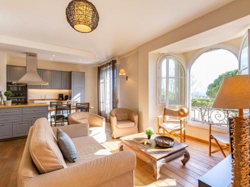 een woonkamer met een bank en een tafel bij Apartment Les Sirènes by Interhome in Sainte-Maxime