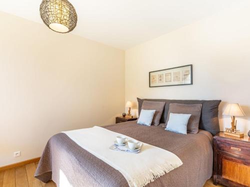 - une chambre avec un grand lit et 2 bols dans l'établissement Apartment Les Sirènes by Interhome, à Sainte-Maxime