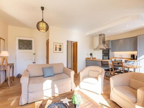 Apartment Les Sirènes by Interhome