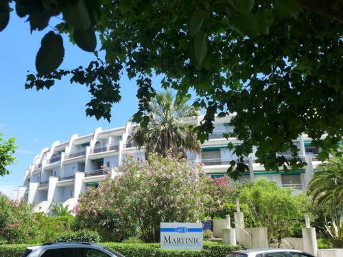 ラ・グランド・モットにあるApartment Martinic by Interhomeのヤシの木が目の前に広がる白い建物