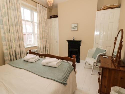 スカーバラにあるSt Mary's Cottageのベッドルーム1室(ベッド1台、タオル2枚付)