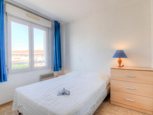 une chambre avec un lit, une commode et une fenêtre dans l'établissement Apartment Le Vieux Port by Interhome, à Saint-Raphaël