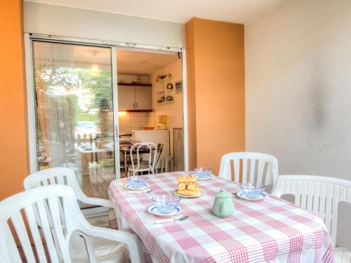 - une table avec un plateau de fruits dans l'établissement Studio Les Cyprianes-6 by Interhome, à La Grande Motte