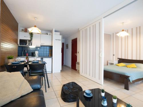 Chambre-dʼAmour的住宿－Apartment Mer et Golf by Interhome，客厅以及带床和桌子的厨房。