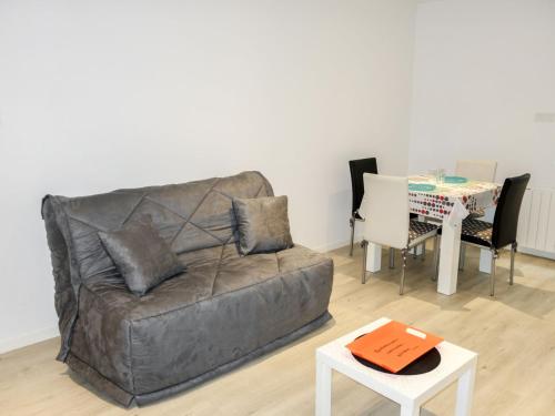 un salon avec un canapé et une table dans l'établissement Apartment Saint Thomas by Interhome, à Saint-Malo