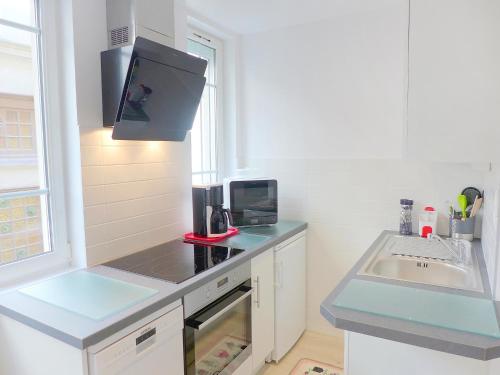 une cuisine avec un comptoir et un évier dans l'établissement Apartment Saint Thomas by Interhome, à Saint-Malo
