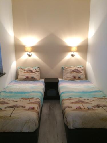 um quarto com duas camas num quarto em De Wulk 26 em Zandvoort