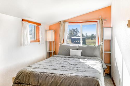ein kleines Schlafzimmer mit einem Bett und einem Fenster in der Unterkunft Little Ocean in Ocean Park
