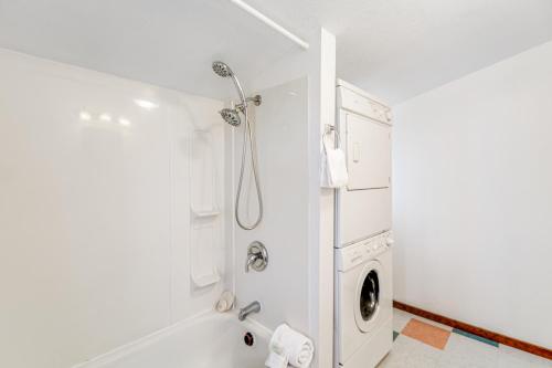 a bathroom with a shower and a washing machine at Little Ocean in Ocean Park