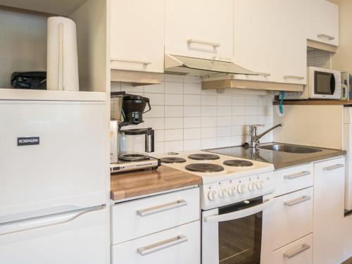 LahdenperäにあるHoliday Home Venla by Interhomeのキッチン(白い家電製品、白い冷蔵庫付)
