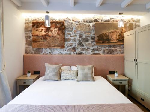 A bed or beds in a room at Home Avenue Luxury Townhouse