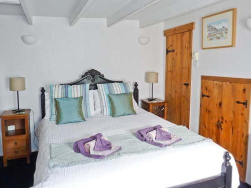 メバギシーにある17 The Cliffのベッドルーム1室(紫色のタオルが付いた大型ベッド1台付)