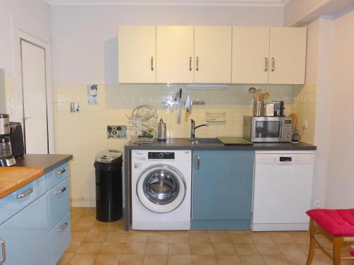 een keuken met een wasmachine en een magnetron bij Apartment Clos St Martin-5 by Interhome in Biarritz