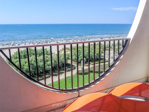 ラ・グランド・モットにあるApartment Poséidon by Interhomeのビーチと海の景色を望むバルコニー