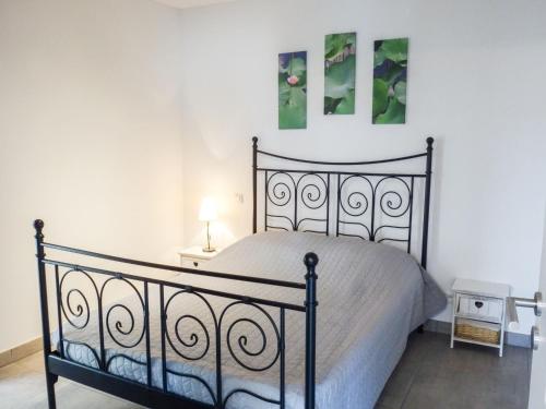 une chambre avec un lit et deux tableaux au mur dans l'établissement Apartment Terrasse de Lucie by Interhome, à Saint-Cyprien