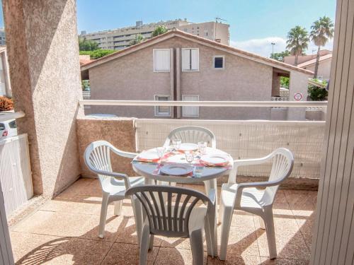 - un balcon avec une table et deux chaises dans l'établissement Apartment Le Clos de St Cyprien-10 by Interhome, à Saint-Cyprien