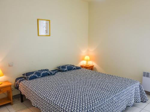 サン・シプリアンにあるApartment Le Clos de St Cyprien-10 by Interhomeのベッドルーム1室(青と白のベッド、ランプ2つ付)