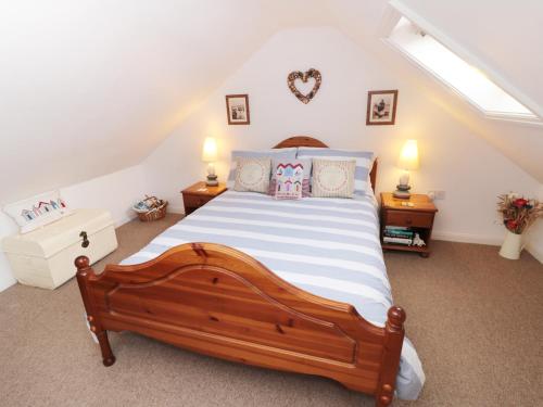 Llit o llits en una habitació de The Old Cottage