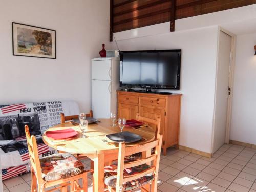 une salle à manger avec une table et une télévision dans l'établissement Apartment Marina Village-5 by Interhome, à Saint Cyprien Plage
