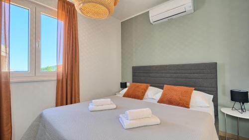 um quarto com uma cama com duas toalhas em Apartment 4 friends Apartment Sanja em Slatine