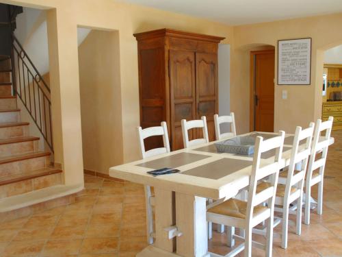 - une salle à manger avec une table et des chaises dans l'établissement Holiday Home Siflora by Interhome, à Eyragues