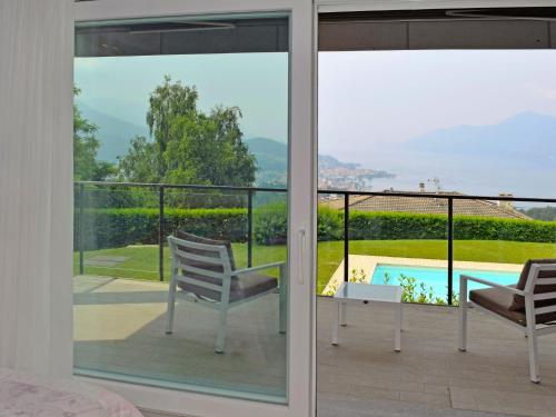Vista sulla piscina di Apartment Roggiolo by Interhome o su una piscina nei dintorni