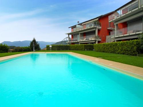 Swimming pool sa o malapit sa Apartment Roggiolo by Interhome