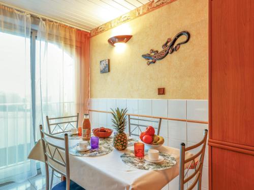 une salle à manger avec une table sur laquelle se trouve de la nourriture dans l'établissement Apartment Le Génois by Interhome, au Cap d'Agde