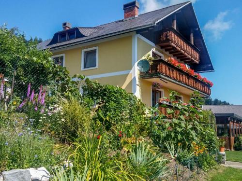 uma casa com um jardim em frente em Apartment Ferienwohnungen Magdalensberg by Interhome em Gröblach