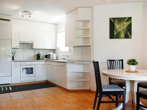 Apartment Caslago-2 by Interhomeにあるキッチンまたは簡易キッチン