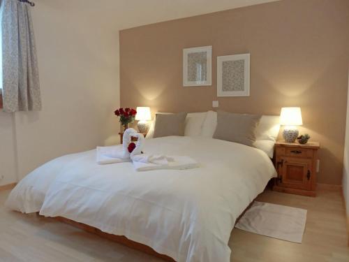 - une chambre dotée d'un lit blanc avec un ours en peluche dans l'établissement Apartment Chesa Fuolla Verda A8 by Interhome, à Celerina