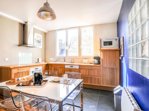 een keuken met een tafel en stoelen erin bij Apartment Grands Degrès by Interhome in Saint-Malo