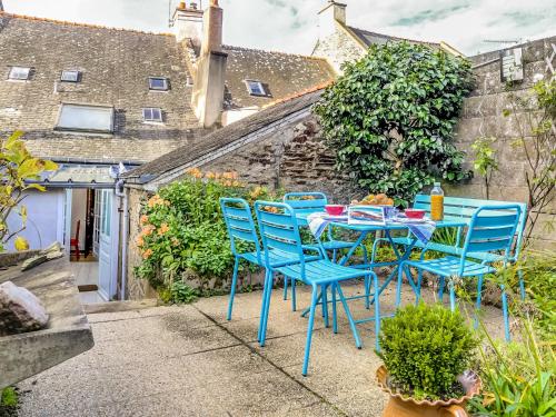 een tafel en stoelen op het terras van een huis bij Holiday Home La Congrière by Interhome in Cancale