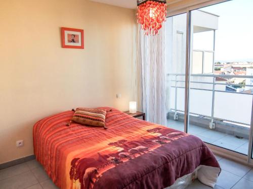 サン・シプリアン・プラージュにあるApartment Les Glycines by Interhomeのベッドルーム1室(ベッド1台、大きな窓付)