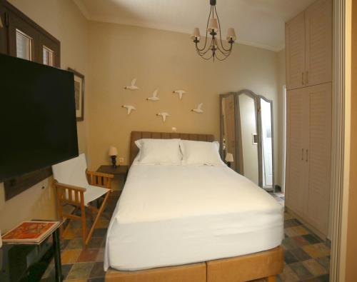 - une chambre avec un lit avec des oiseaux sur le mur dans l'établissement Seagulls' House, à Évdhilos