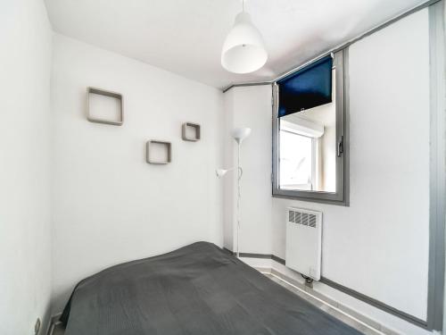 Schlafzimmer mit einem Bett und einem Fenster in der Unterkunft Apartment Les Floralies II-7 by Interhome in Le Grau-du-Roi