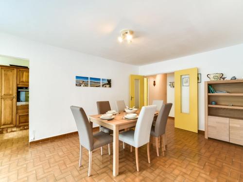 une salle à manger avec une table et des chaises en bois dans l'établissement Apartment Antinéa-2 by Interhome, à La Grande Motte
